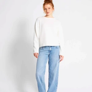 Vit tröja från 157 - Säljer en stilren vit tröja från 157. Tröjan har en klassisk design med rund hals och långa ärmar. Perfekt för en enkel och avslappnad look. Passar bra till jeans eller kjol för en vardaglig stil.