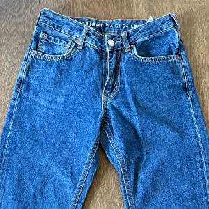 Lågmidjade jeans - Blå jeans från BikBok med rak passform och låg midja. Storlek W24 L32, midjemått 34cm, innerbenslängd 85cm😊Säljer då de tyvärr inte passar mig längre. Knappt använda, nypris 700:-. Fler bilder skickas vid förfrågan💕
