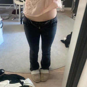 Svarta jeans med bootcut - Säljer mina favorit lågmidjade jeans som tyvärr blivit för små för mig! De har också förlorat knapparna där bak (sitter fast ändå) Men de är fortfarande skit snygga utan! De är väl använda men i mycket bra skick och inga slitningar! Perfekta för er som har kortare ben💓