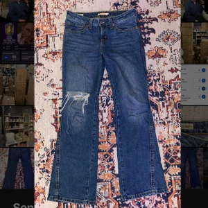 Levis Bootcut jeans - säljer dessa jättesnygga levis jeansen i modellen ”noughties bootcut” har använts ytterst sällan och har inga skavanker.  mått:  midja: 40cm innerben: 80cm ytterben: 108cm  material: 67% bomull 32% lyocell 1% elastan