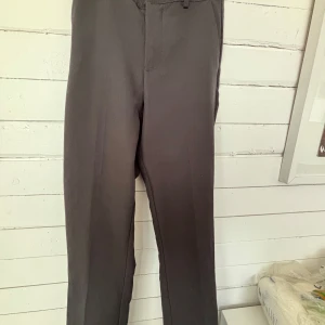 Svarta kostymbyxor från BikBok - Snygga svarta kostymbyxor från BikBok i storlek 34. De har en klassisk design med raka ben och en stilren look. Perfekta för en chic och elegant stil.