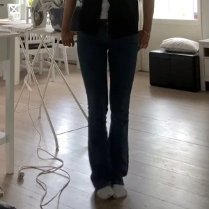 Blå bootcut jeans - Säljer mörkblå jeans från Zara i storlek 34 då dom inte kommer till användning längre❣️(jag är 165 cm)