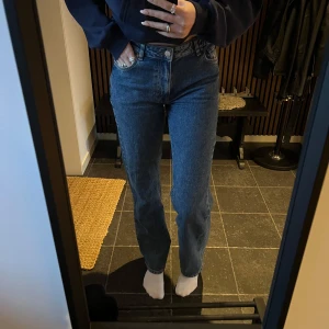 Blå jeans med medel midja - Snygga blå jeans med mellan hög midja. De är raka i modellen. 