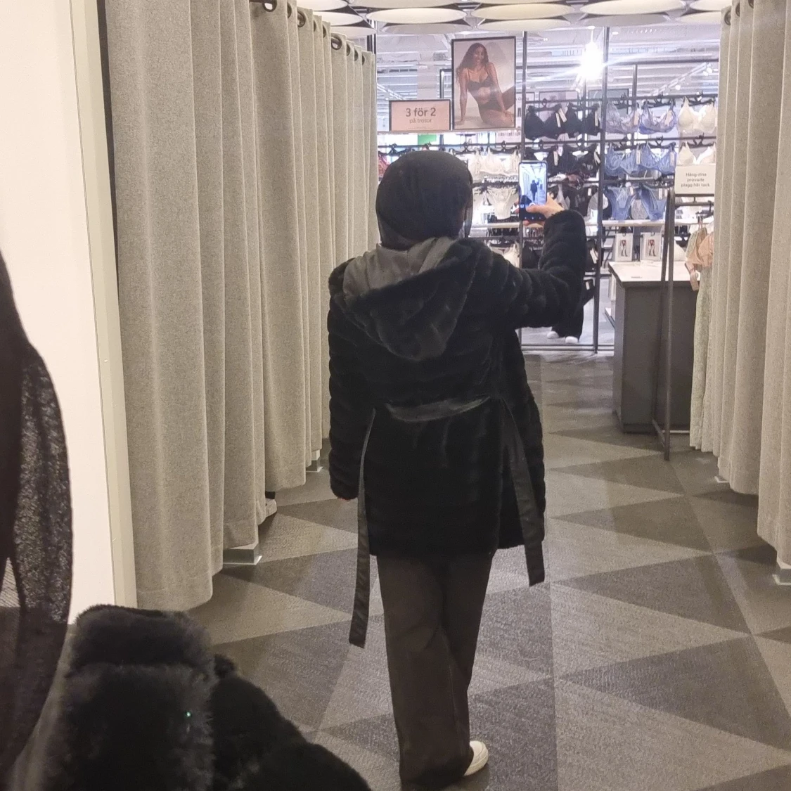 Svart pälsjacka med bälte