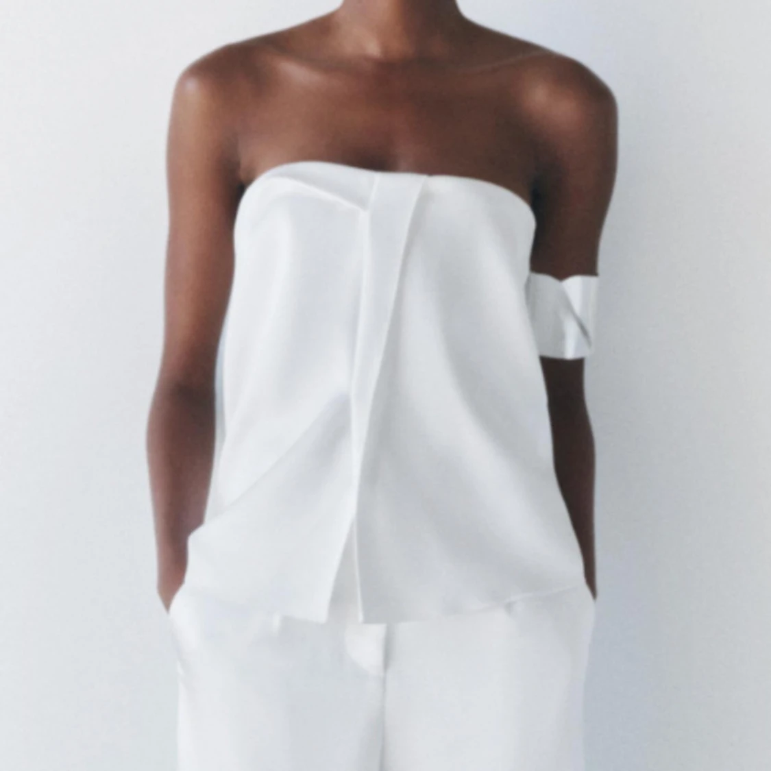 Vit axelbandslös topp