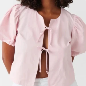 Gina Tricot Knut topp  - Säljer min  rosa knuttopp från Gina Tricot efter som att den aldrig är använd och prislapp är kvar i storlek S💕
