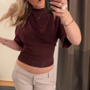 Vinröd topp - Figursydd vinröd topp, nyskick💕