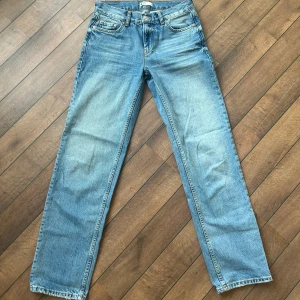 Jeans med låg midja och rak passform - Snygga blåa jeans med låg midja från Gina Tricot.  Knappt använda då de är för små för mig!! De är i toppskick🫶🏼Nypriset är 499kr🩷