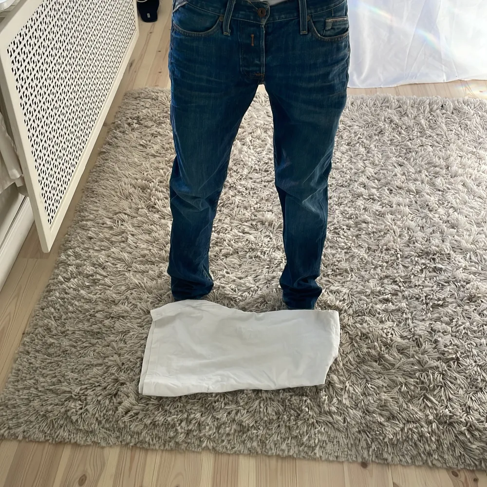 Snygga blå jeans från Replay med en klassisk femficksdesign och knappgylf. Jeansen har en lätt tvättad look och är perfekta för en avslappnad stil. Märkesdetaljer syns på baksidan och insidan av midjan. Storlek waist 29 length 32. Farkut & Housut.