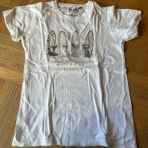 T-shirt - Vit T-shirt där trycket färjas när det kommer i kontakt med solljus