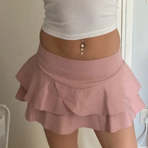 Rosa kjol med volanger - Söt rosa kortkjol med volanger, perfekt för sommarens varma dagar💗