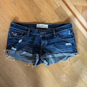 Lågmidjade jeansshorts - Lågmidjade jeansshorts från hollister. Fint skick. Storlek W28 men passar mindre också tror jag.