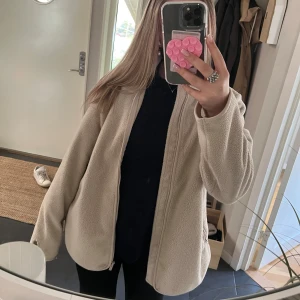 teddy jacka  - en skitsnygg och lite tunnare teddyjacka från CW som jag köpte för några månader sedan men säljer då den ej kommer till användning, storlek S men passar även M!🥰🥰säljer för 200 men kan gå ner i pris vid snabb affär💞