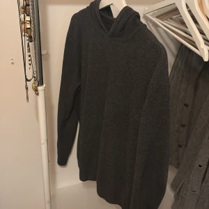 Mörkgrå tröja från Oscar Jacobson - Säljer en riktigt snygg mörkgrå tröja från Oscar Jacobson i kashmirblandning. Tröjan har en hög krage och långa ärmar, perfekt för kyligare dagar. Den är tillverkad i ett mjukt material som ger en bekväm passform. Storlek: L men passar absolut M.