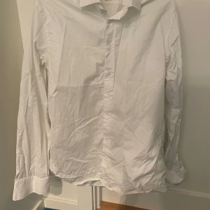 Vit skjorta från Stenströms - Stenströms skjorta i storlek 17 43 men passar L. Inga defekter på tröjan hör av dig vid eventuella frågor.