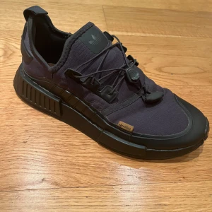 Svarta nmd - Svarta nmd i mycket fint skick, liten skada bak på högerskon som knappt syns. Knappt använda. Otroligt sköna. Strl 42