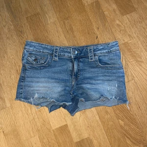 Blå jeansshorts  - Säljer ett par snygga blå jeansshorts lite ljusare än vad som syns på bild. Jättebra skick. Storlek 158 men passar även mig som har xs/s så skulle säga att de passar ungefär 158/xs beroende på hur korta man vill ha dem. Köp gärna genom köp nu!
