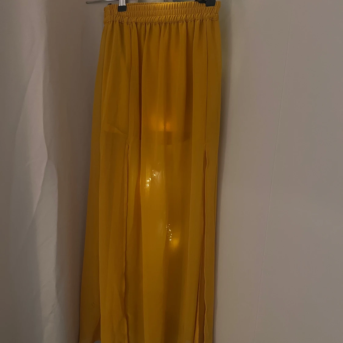 Gul långkjol med resårmidja och två slits  - 1