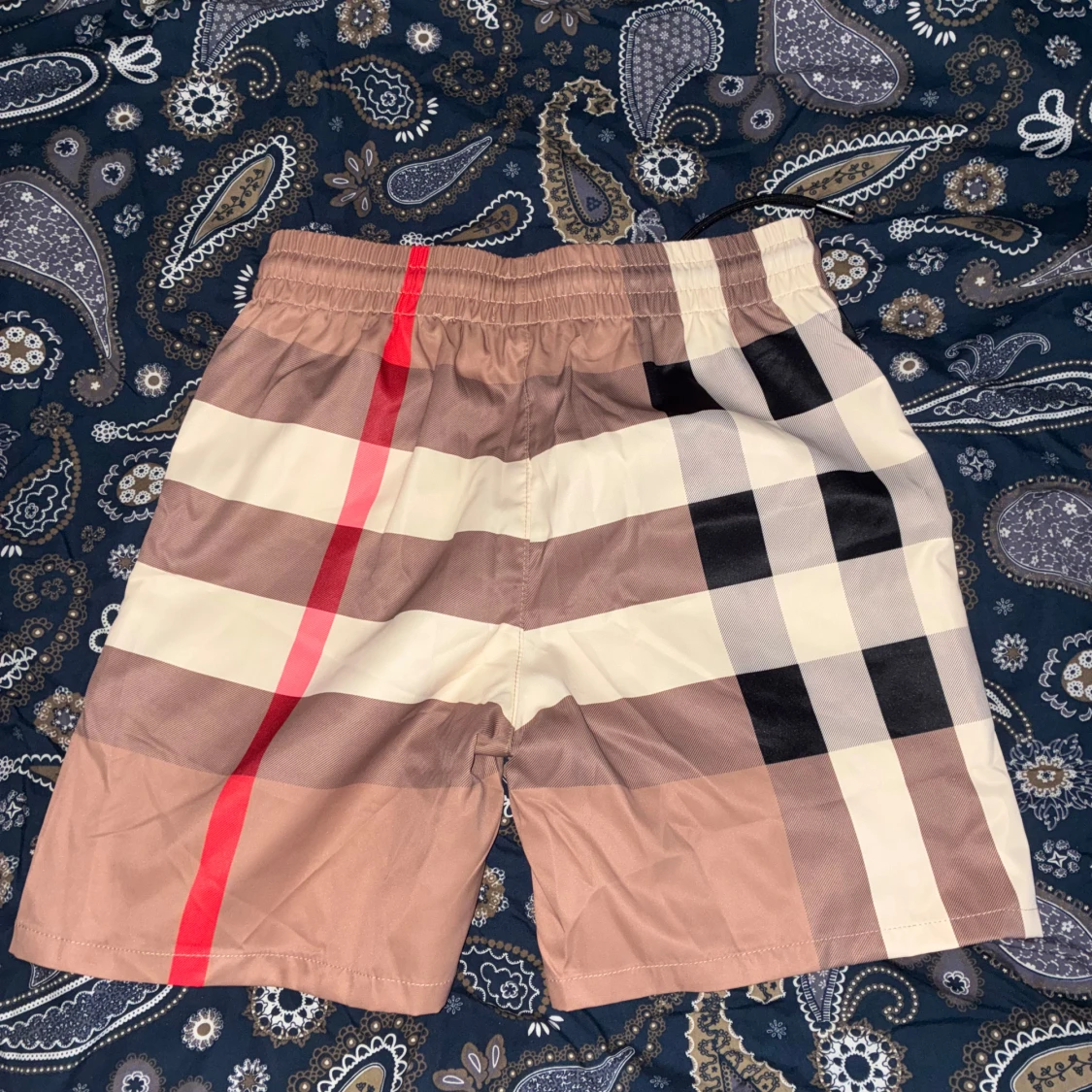 Vit Burberry t-shirt med rutiga sidor + bad shorts - 3