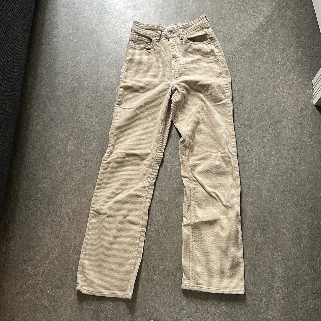 Beiga manchesterbyxor från Weekday