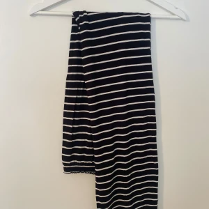 Svartvit randig långkjol - Svart långkjol med vita horisontella ränder, mjukt och stretchigt tyg som känns skönt mot huden. Kjolen har en enkel, avslappnad och clean look.