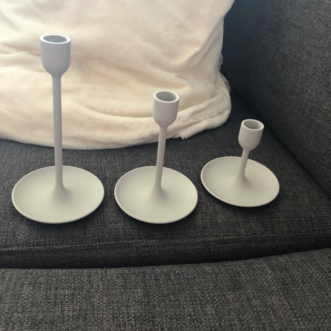 Tre ljusgråa ljusstakar  - 3