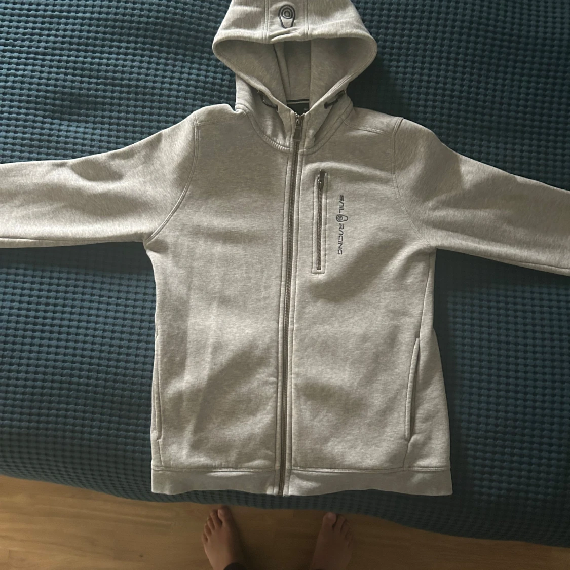 Grå hoodie från Sail Racing med dragkedja