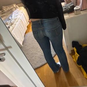 Super lågmidjade bootcut jeans - Säljer dessa super snygga lågmidjade bootcut jeans med detalj på fickorna då det inte passar mig längre. Storlek 28/S