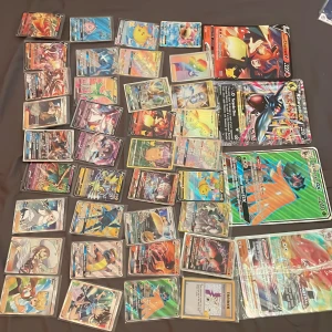 Pokémon GX/EX Samlarkort - En cool samling Pokémon GX/EX-kort med färgstarka motiv och populära karaktärer som Pikachu, Charizard och Mewtwo. Perfekt för dig som älskar Pokémon, samlar eller vill spela med vänner. Kort i olika rariteter och stilar, vissa i större format. Passar både nybörjare och erfarna samlare! Om ni vill inte ha alla kort skerv till mig så kan vi snacka pris 