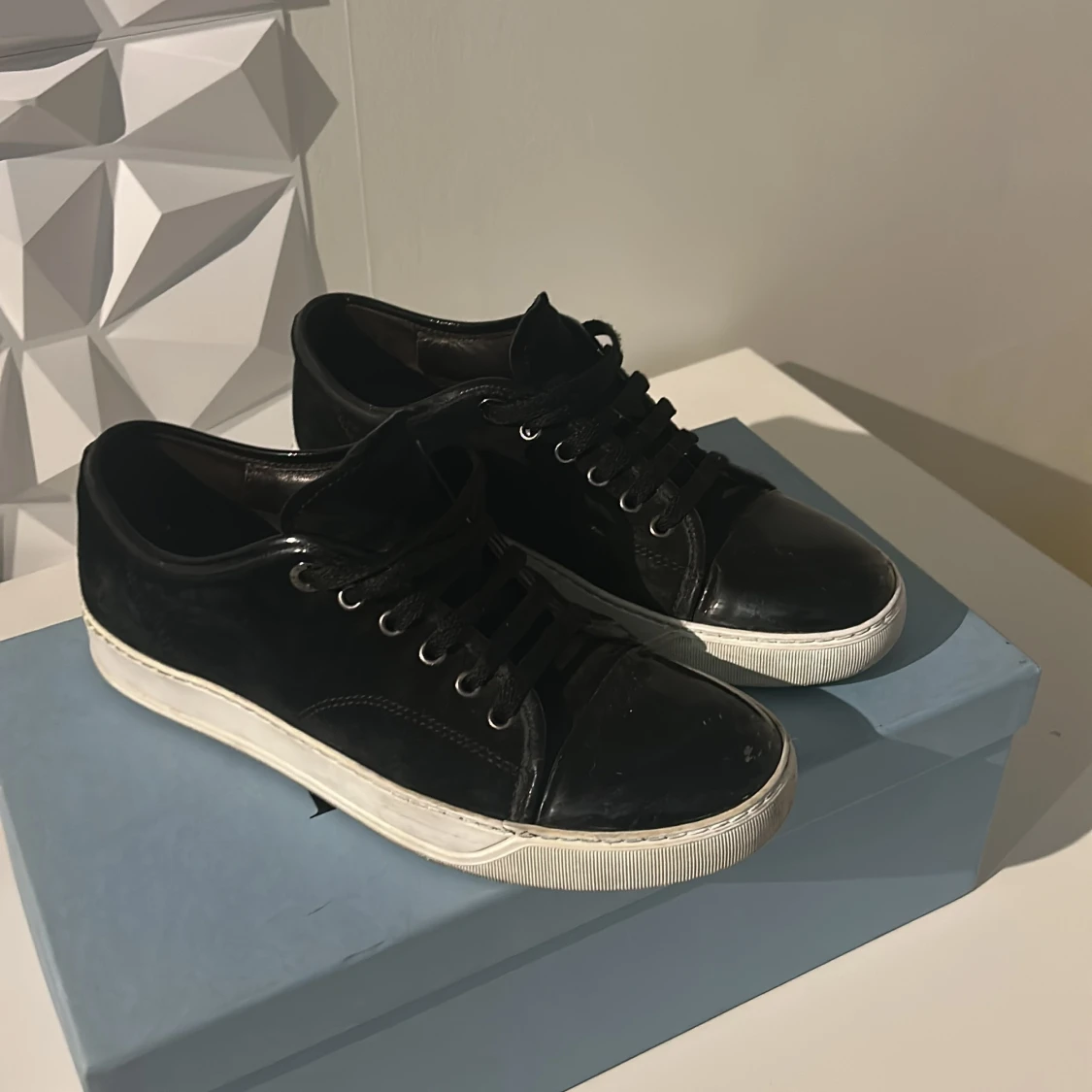 Svarta sneakers från Lanvin i mocka