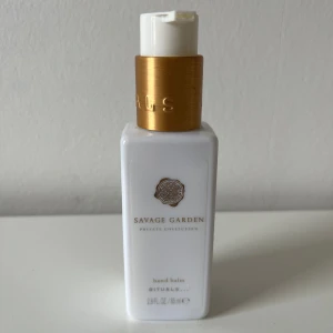 Rituals Savage Garden hand balm - En lyxig hand balm från Rituals Private Collection i doften Savage Garden. Kommer i en vit plastflaska med guldfärgad detalj och pump. Innehåller 85 ml.
