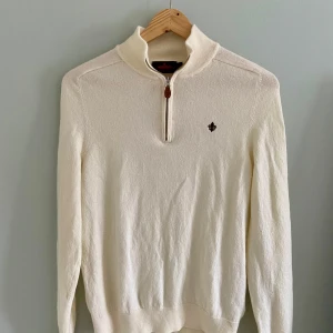 Morris merino John zip  - 100% merinoull, off white, nyskick!  Köptes för ca en månad sen och användes en gång men krympte sen i tvätten. Därför är den en storlek M men numer en XS.   Nypris 1800 kr   Mått  Bredd över bröstet armhåla-armhåla 45 cm  Längd axel ner till höften 60 cm  Ärmlängd ovandel ärmen  63 cm