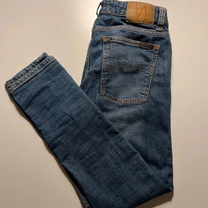 Nudie Jeans - Vi säljer nu dessa otroligt feta  Nudie jeans i mycket bra skick! Storlek 31/32👖Modellen är skinny lin, tight fit! Vid fler frågor eller funderingar är det bara att skriva!🤗 pris kan diskuteras vid snabb affär🤝