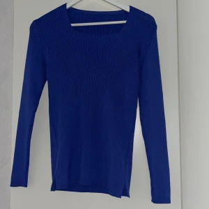 5plagg  - Bild 1 – 80 kr Stilren marinblå tröja, helt oanvänd – nypris var betydligt högre! Bild 2 – 60 kr Snygg och bekväm tröja, använd få gånger men fortfarande i toppskick. Bild 3 – 50 kr Fräsch ljusblå tröja från Lager, storlek M. Perfekt basplagg! Bild 4 – 40 kr Svart tröja från Gina Tricot, storlek M. Har ett litet hål vid axeln men syns knappt – annars jättefin!  Bild 5 – 200 kr Helt nya jeans från Gina Tricot, storlek 36 (sitter lika bra på 38 då de är pösiga). Aldrig använd