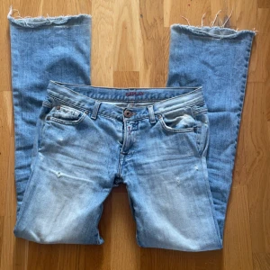 Replay jeans - Säljer eftersom dom inte passar mig längre, har sytt om dom på några ställen. Skriv för mått💕💕