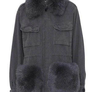 Custommade jacka  - Intressekoll på denna superfina custommade jackan i färgen grå , storlek S/M . Jackan är i superfint skick och har inga skador eller liknande då den är använd någon enstaka gång.. Tyvärr så är fliken som man hänger jackan på trasig. Tar emot bud! 