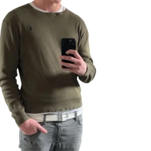 Olivgrön tröja från Ralph Lauren - Säljer en olivgrön tröja från Ralph Lauren med klassisk rund hals och diskret logga på bröstet. Tröjan är långärmad och har en enkel, stilren design som passar perfekt till jeans eller chinos.