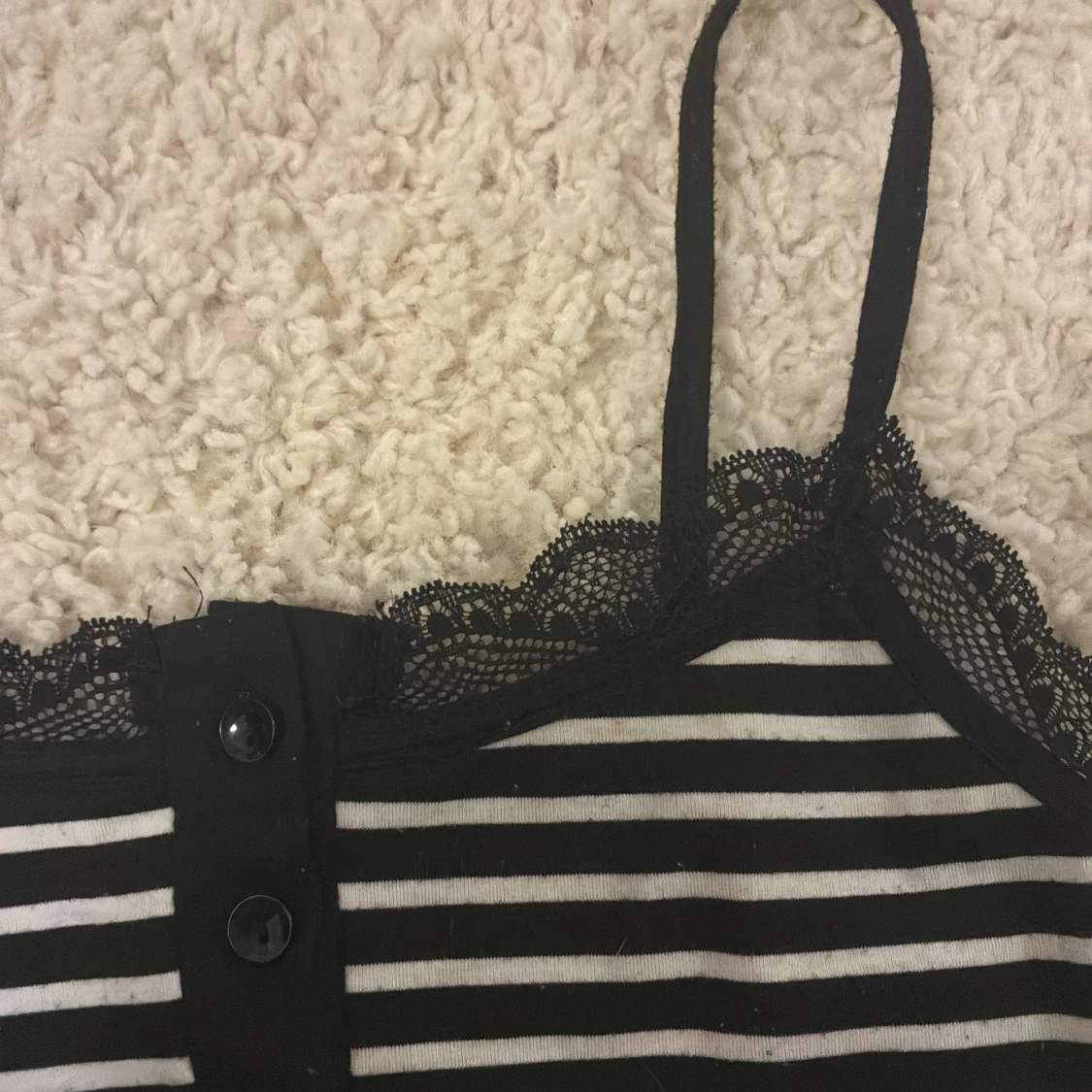 Randig linnetopp med spetsdetaljer - 2