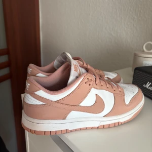 Rosa dunks low - Använd fåtal gånger, ser helt nya ut. ena skon är creasad som på bilden. Närmare titt skriv gärna!!