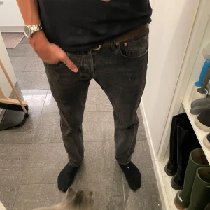 Levi’s 501 - Riktigt snygga Levi’s 501 jeans som passar perfekt för hösten/vintern! 🙌 Jeansen har små vita färgfläckar som ger jeansen ett tecken på användning, vilket jag själv tycker ser otroligt snyggt ut! 🤩Står inget om mått på längd men passar som L28. Personen i annonsen är dessutom 179 och väger 55 kg. Skick - 9/10 Säljs för 400kr.