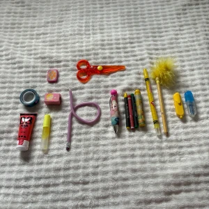 Pyssel grejer/pysselkit - Säljer en massa pysselgrejer osv för ett billigt pris!🤗❤️ linjal, färg, tejp, sax, pennor, sudd, pennvässare, glitterlim!