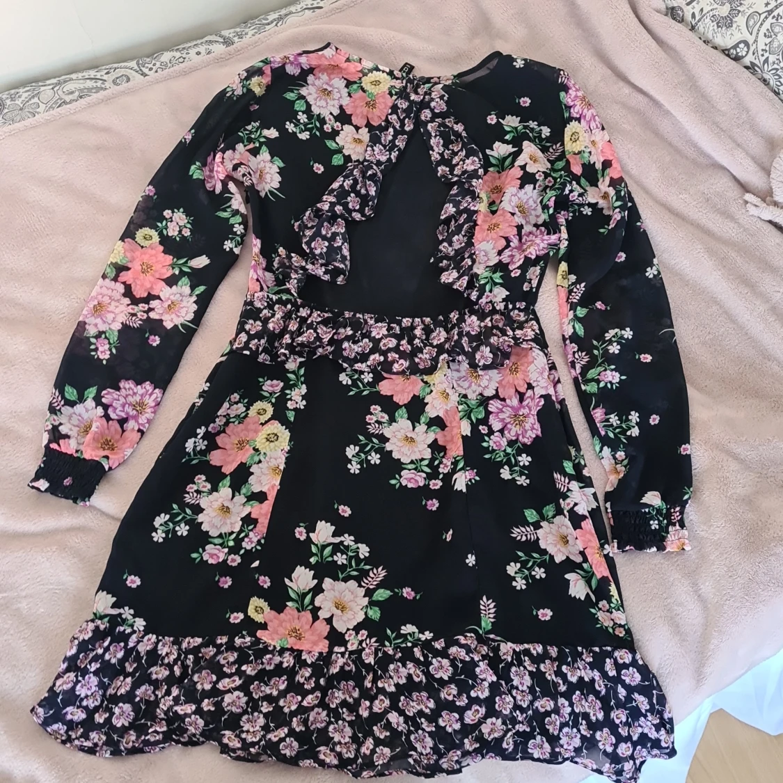 Blommig svart kortklänning med volang - 1