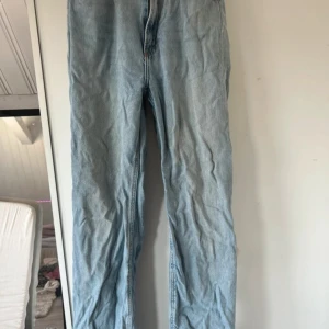 Ljusblå raka jeans från H&M, strl 36 - Säljer ett par ljusblå jeans från H&M i storlek 36. Modellen har raka ben och klassisk femficksdesign. Jeansen är tillverkade i bomull och har en enkel, clean look som passar till sneakers eller boots. Perfekt för dig som gillar avslappnad stil.
