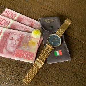 Lorenzo Milano Klocka - Guldig Lorenzo Milano Klocka ⎯⎯⎯⎯⎯⎯⎯⎯ 24cm lång ⎯⎯⎯⎯⎯⎯⎯⎯ 9,5/10 i skick ⎯⎯⎯⎯⎯⎯⎯⎯ Fräsch och Unik ⎯⎯⎯⎯⎯⎯⎯⎯ Water Resistant ⎯⎯⎯⎯⎯⎯⎯⎯