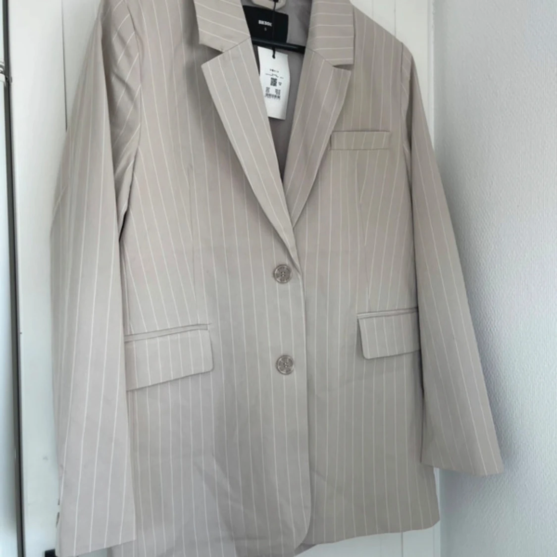 Beige randig kavaj med knappar