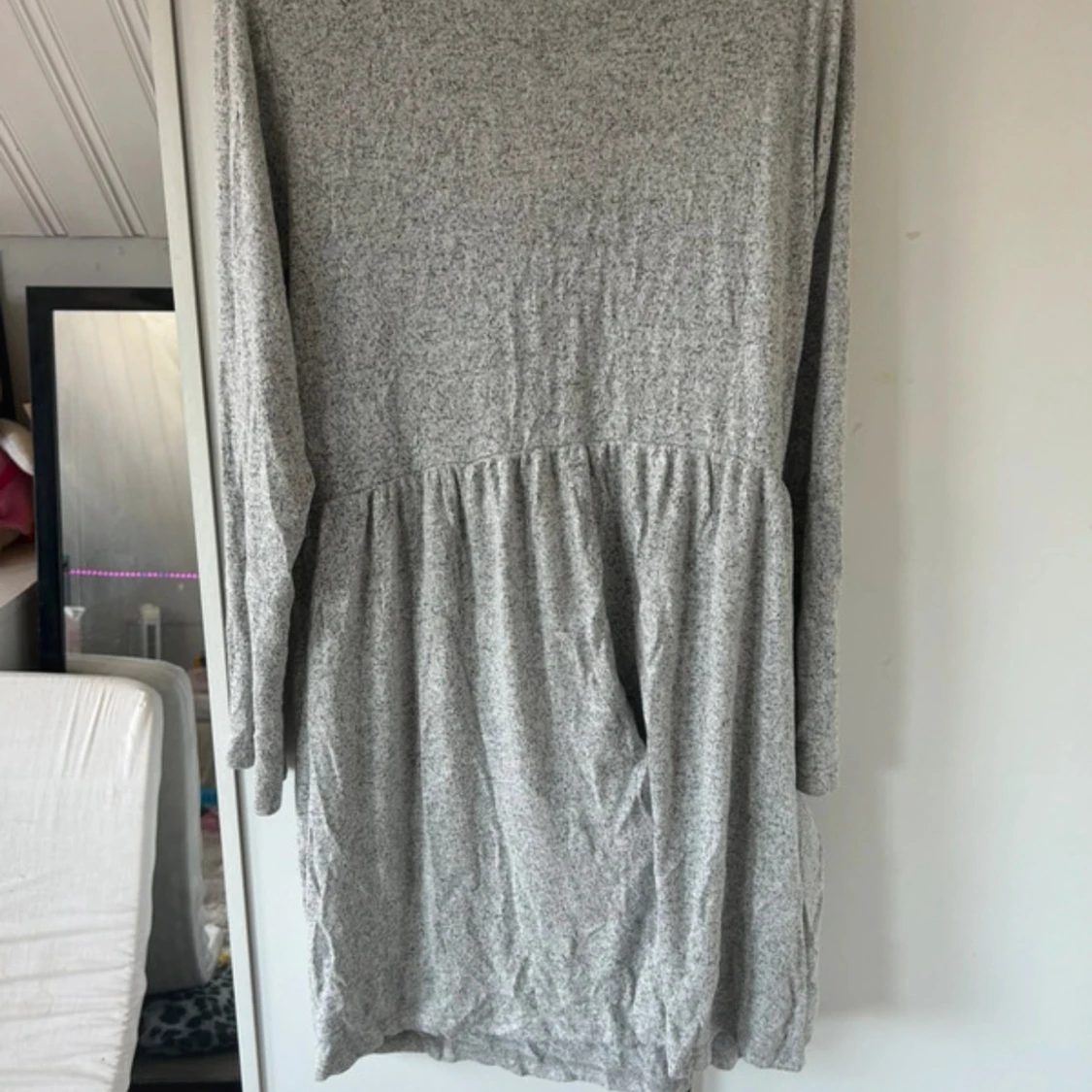 Gråmelerad långärmad klänning