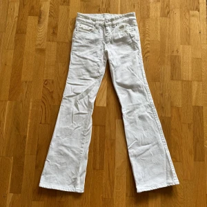 Vita bootcut jeans - Vita jeans från Gina Tricot i storlek 32. Knappt använda då de är lite stora och långa på mig! Öppen för prisförslag 🥂