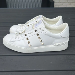 Valentino - Tjena, säljer nu dessa riktigt snygga och populära valentino skorna. De är i mycket bra skick, lite smutsiga som syns på bilderna, endast skorna ingår, hör av er vid frågor och funderingar🙌🤝