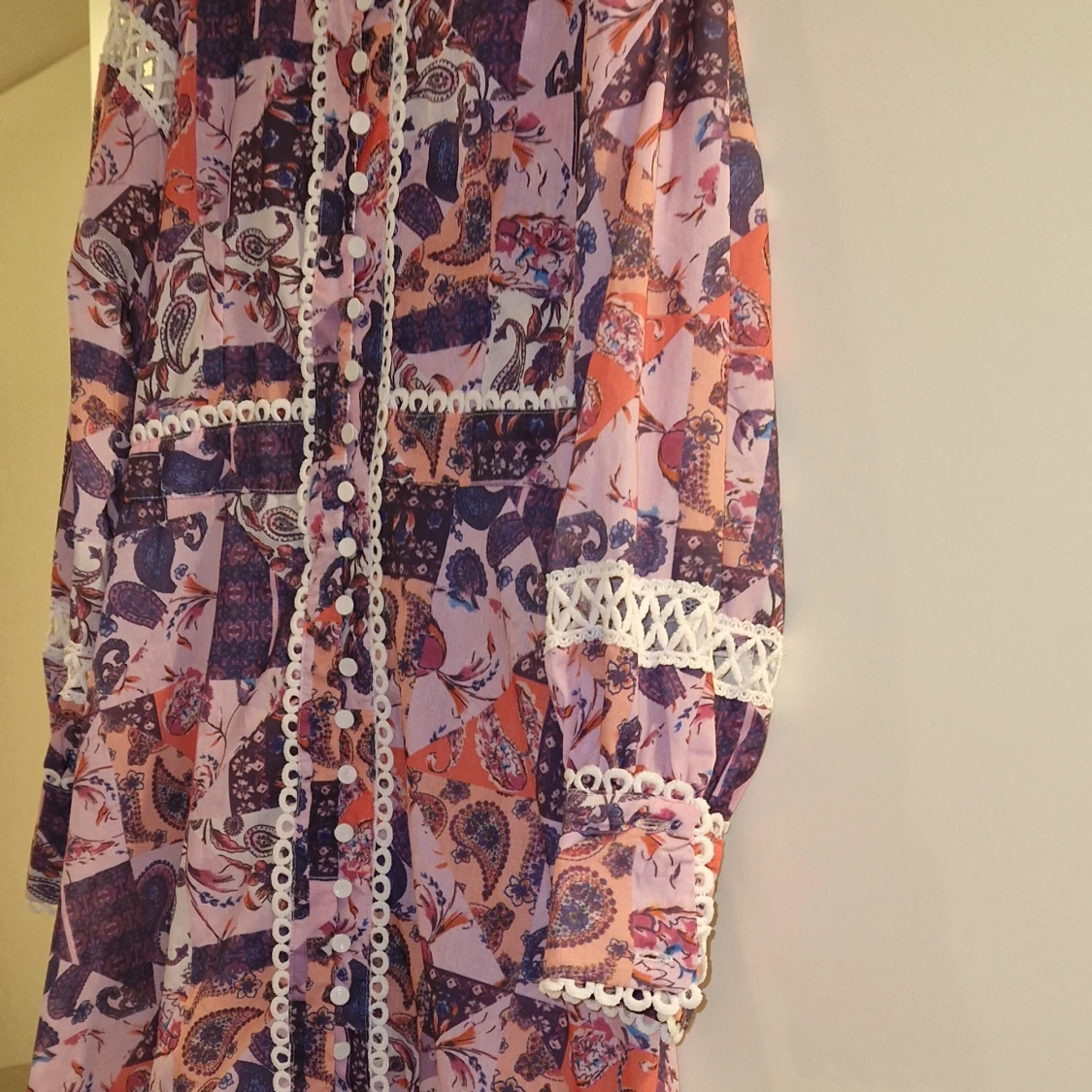 Mönstrad långärmad klänning med spets - 1