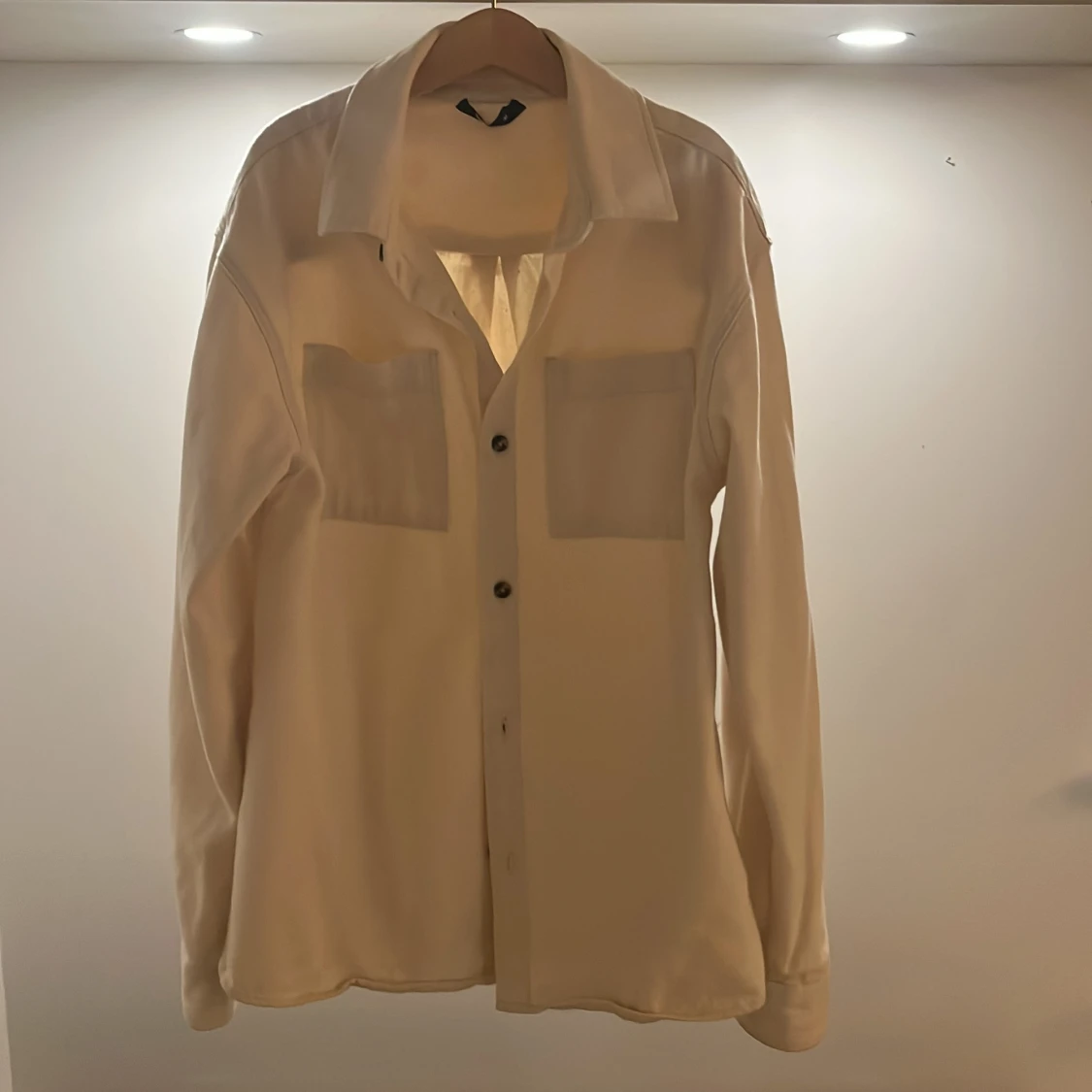 Beige overshirt med fickor och knappar